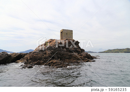 詫間港沖の三野津湾にうかぶ詫間海軍航空隊関連の戦争遺産岩島（多度津町） 59165235