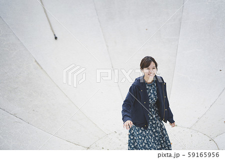 公園の女性 59165956