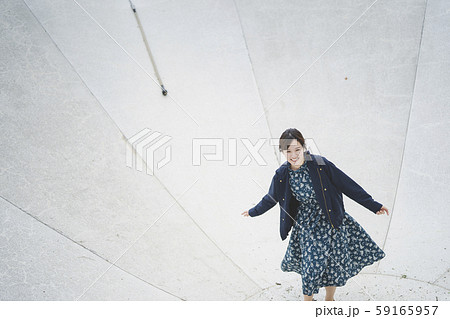 公園の女性 59165957