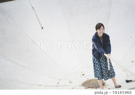 公園の女性 59165960