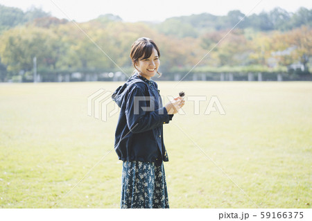 秋の女性 59166375