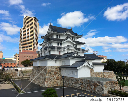 尼崎城外観復元天守 と高層マンション 59170723