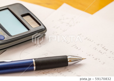 数学の問題とペンと電卓 59170832