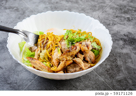 Egg noodles served dry with roasted honey chicken 59171126