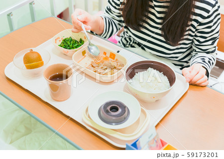 病院食を食べる女性 夕食 病院食を食べる女性 夕食 59173201
