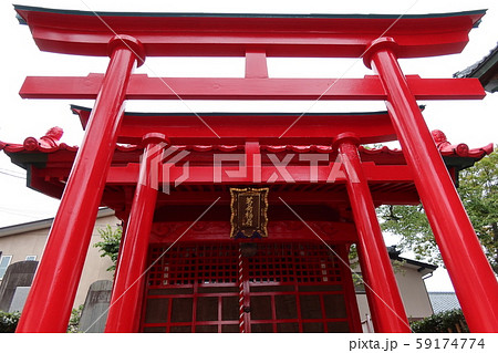 茗荷稲荷の鳥居と祠 龍雲寺 沼垂テラス商店街 新潟市沼垂 59174774