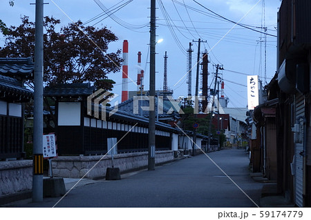 夕暮れの沼垂テラス商店街の裏側 新潟市沼垂 59174779
