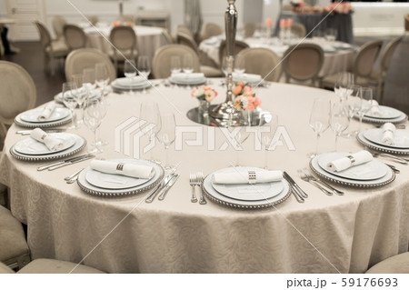 The white round banquet table in the restaurant is 59176693