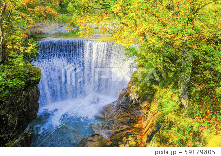 紅葉と湯吹きの滝３ 59179805