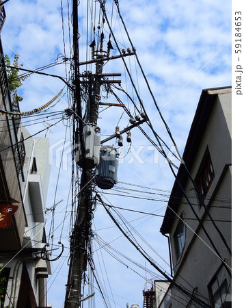 路地裏にある電柱の風景 路地裏にある電柱の風景 59184653