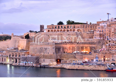 マルタ共和国 バレッタ港 城砦都市バレッタ 早朝の船上よりアッパーバラッカガーデンを望む マルタ共和国 バレッタ港 城砦都市バレッタ 早朝の船上よりアッパーバラッカガーデンを望む 59185933