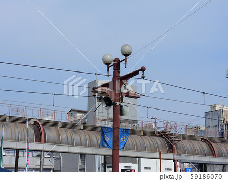 電車を通す電線と街灯のイメージ 電車を通す電線と街灯のイメージ 59186070