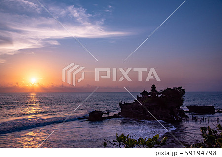 インドネシア バリ島 夕焼けのタナロット寺院 お詣りする人々 インドネシア バリ島 夕焼けのタナロット寺院 お詣りする人々 59194798