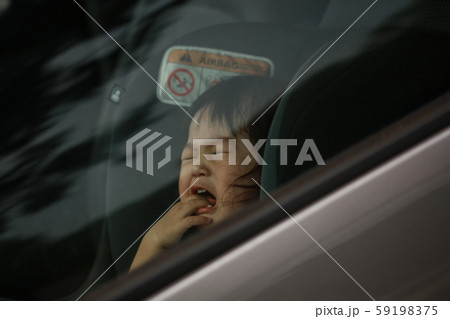 車の中で泣く赤ちゃん 車の中で泣く赤ちゃん 59198375