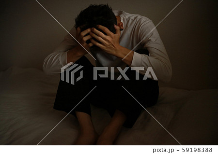 頭を抱える男性 59198388