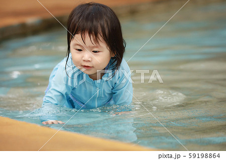水遊びする女の子の写真素材