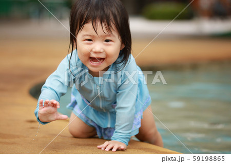 水遊びする女の子の写真素材