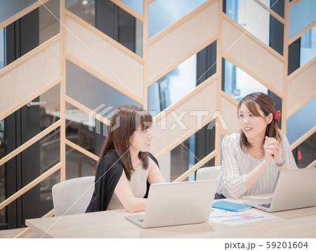 ビジネス　カジュアル　女性 59201604