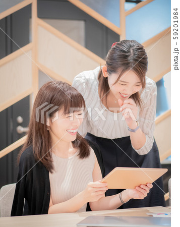 ビジネス　カジュアル　女性 59201984