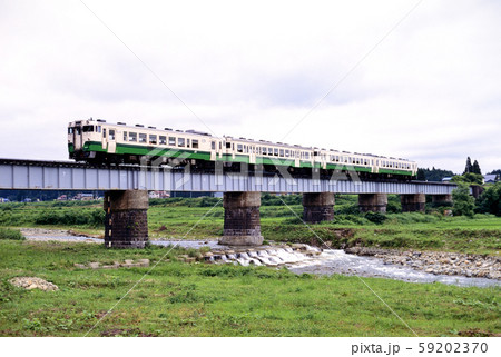 1996年 陸羽東線を走るキハ40系キハ23系普通列車の写真素材 [59202370