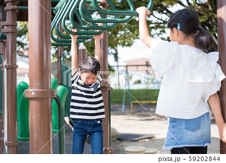 アスレチックを楽しむ子供 59202844