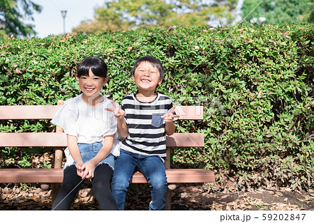 笑顔で公園のベンチに座る子供の写真素材 59202847 Pixta