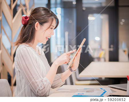 タブレット端末 女性 タブレット端末 女性 59203652