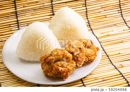 鶏肉の唐揚げ おにぎりとのセットメニュー の写真素材