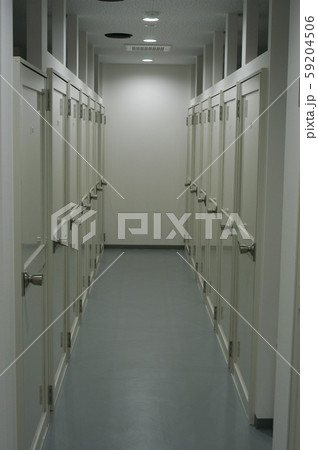 屋内トランクルームの通路とドアの列 屋内トランクルームの通路とドアの列 59204506