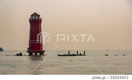 ジャカルタ・スンダ・クラパ港の灯台 59204922