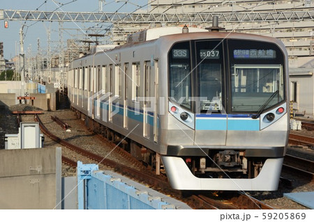 夕方の東京メトロ東西線をゆく新05系 夕方の東京メトロ東西線をゆく新05系 59205869