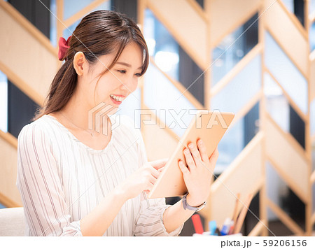 タブレットを操作する女性 タブレットを操作する女性 59206156