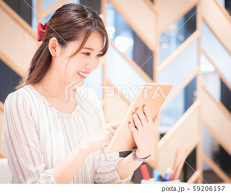 タブレットを操作する女性 タブレットを操作する女性 59206157