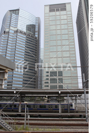 品川駅に停車中の常磐線E531系 59206579