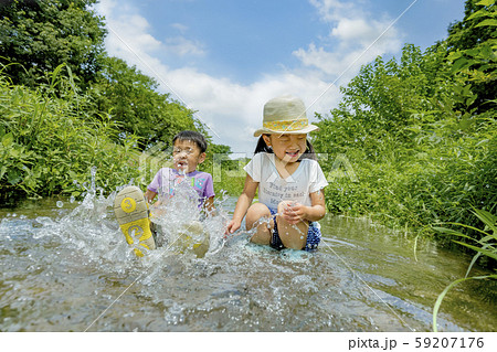 真夏の小川で遊ぶ子供たち 59207176