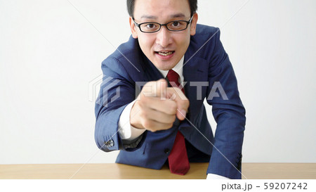 叫ぶ男性　怒り　抗議　指導 59207242
