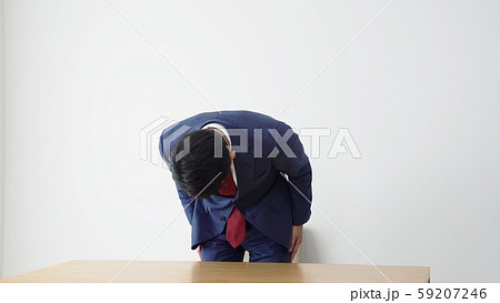 謝罪する男性 59207246