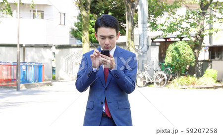 歩きスマホをする男性 59207258