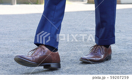 歩く男性 足元の写真素材