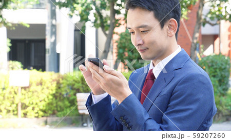 スマホを使うビジネスマン 59207260