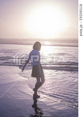 女子高生　海　後ろ姿　輝き 59209318
