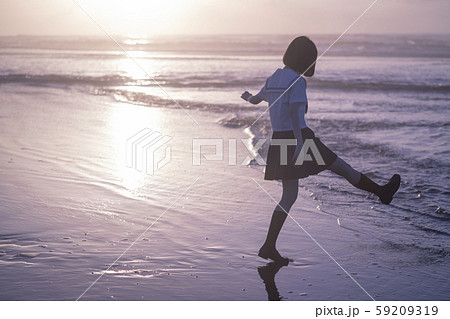 女子高生 海 後ろ姿 輝き 女子高生 海 後ろ姿 輝き 59209319