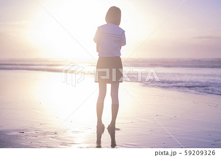 女子高生　海　後ろ姿　輝き 59209326