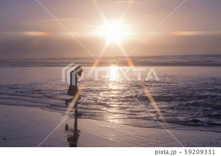 女子高生　海　後ろ姿　輝き 59209331