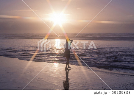 女子高生　海　後ろ姿　輝き 59209333