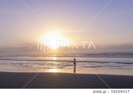 女子高生　海　全身　輝き 59209337