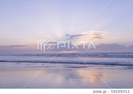 海　雲　朝焼け　輝く　光 59209352