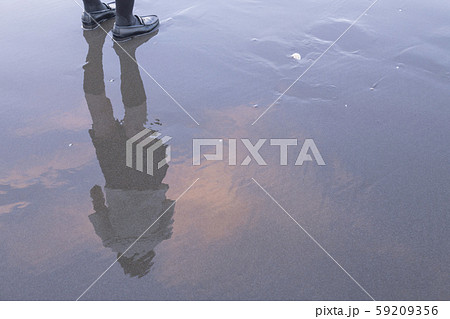 女子高生　海　足元　輝き 59209356