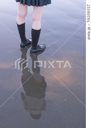 女子高生　海　足元　輝き 59209357