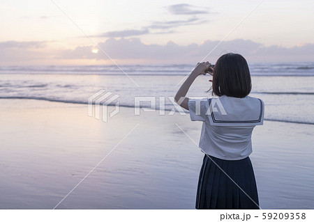 女子高生 海 写真を撮る 輝きの写真素材 [59209358] - PIXTA